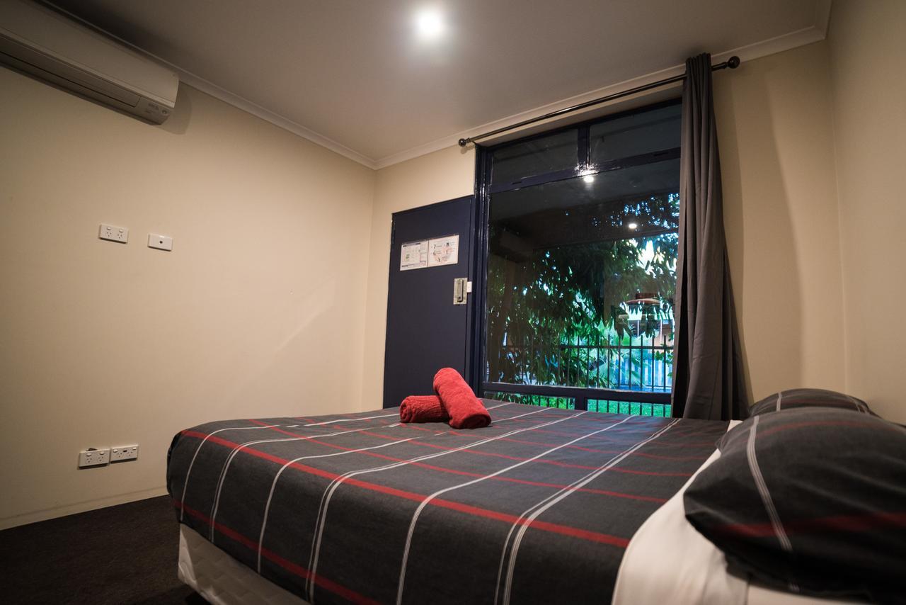 Jump Inn Alice Budget Accommodation Alice Springs Bagian luar foto