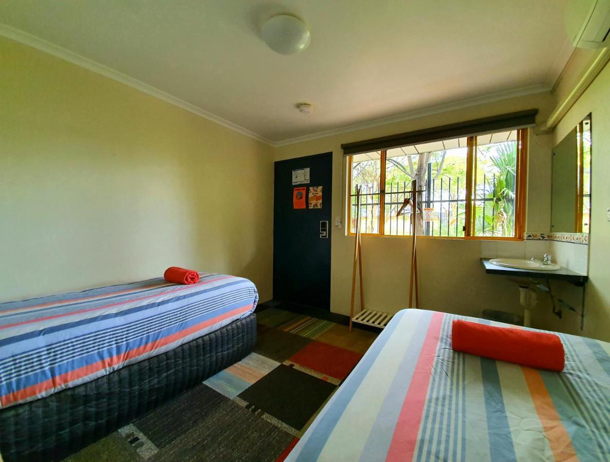 Jump Inn Alice Budget Accommodation Alice Springs Bagian luar foto